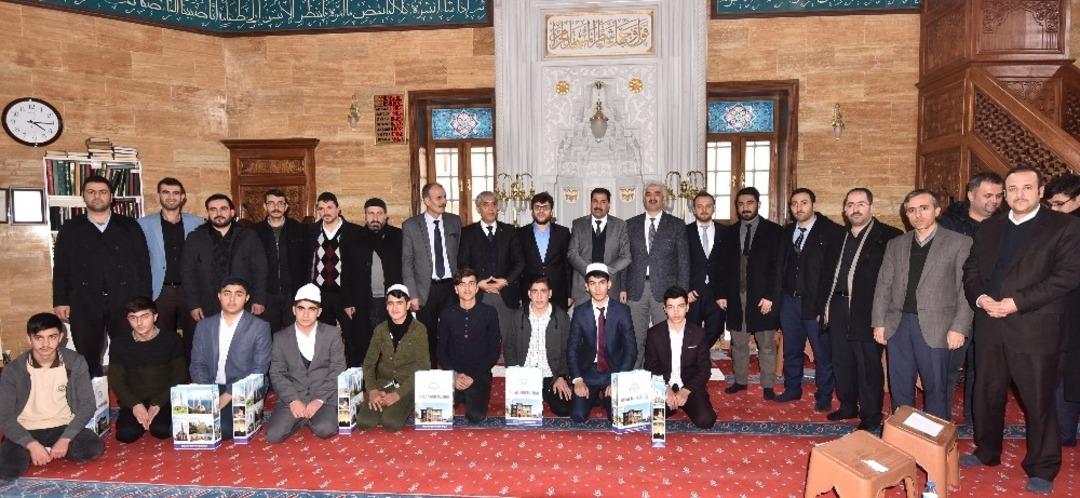 Ahlat&rsquo;ta &lsquo;İmam Hatip Liseleri Arası Ezan Okuma ve Hafızlık&rsquo; yarışması