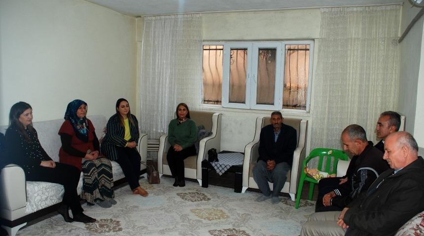 Valinin eşi şehit ailesini ziyaret etti