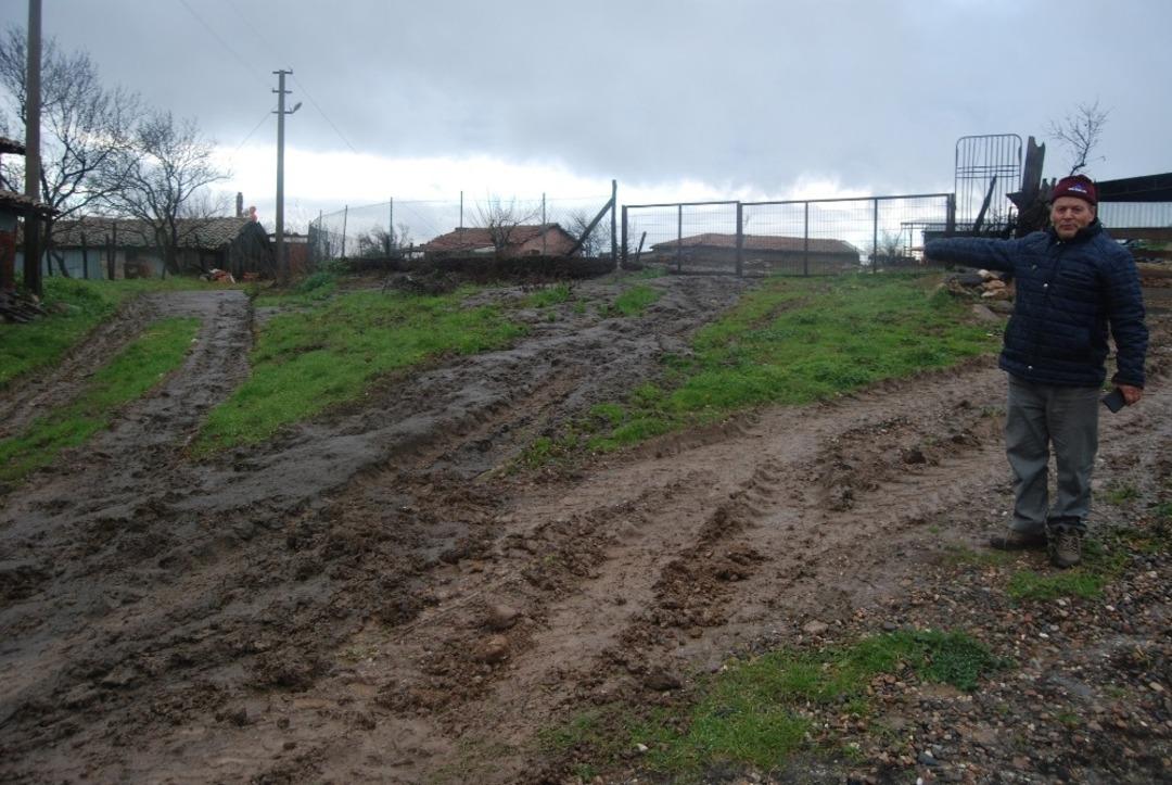 K&ouml;y meydanına hayvan dışkısı akıyor