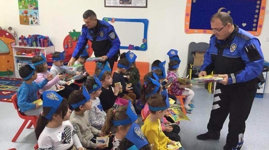 Antalya polisinden minik &ouml;ğrencilere seminer