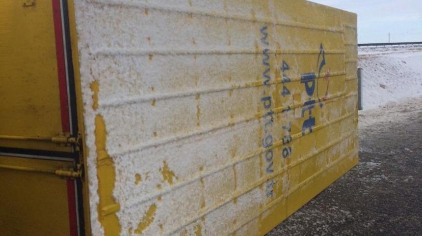 PTT kargo aracı yan yattı:  1 yaralı