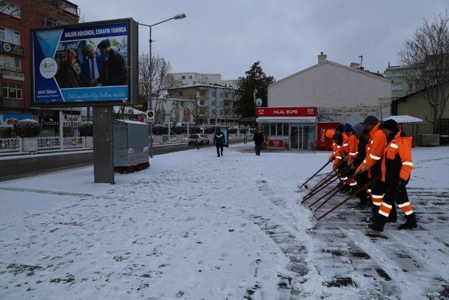 Niğde Belediyesi kar ekipleri şehrin dört bir yanında