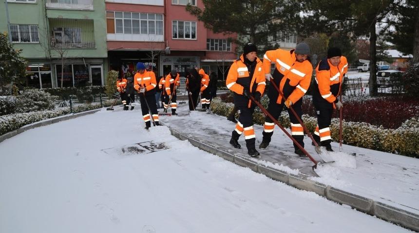 Niğde Belediyesi kar ekipleri şehrin d&ouml;rt bir yanında