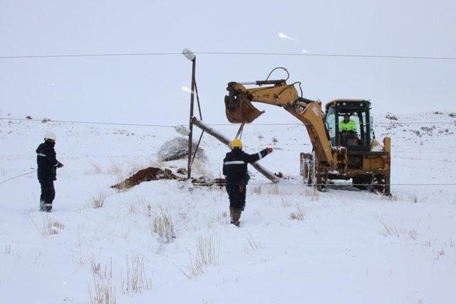 Kardan devrilen elektrik direklerini ’enerji timleri’ onarıyor