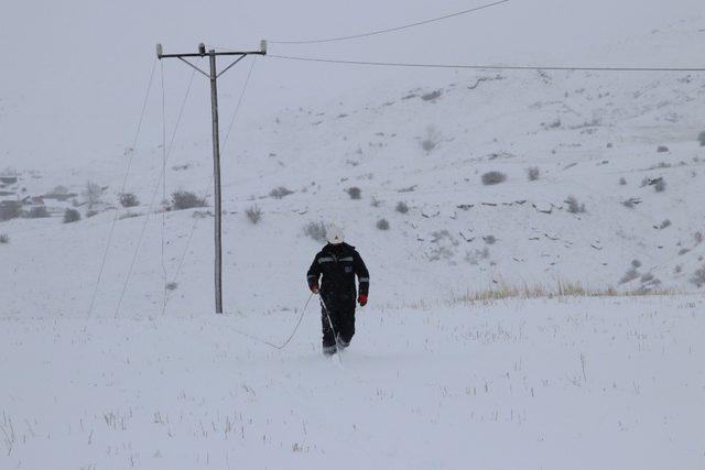 Kardan devrilen elektrik direklerini ’enerji timleri’ onarıyor