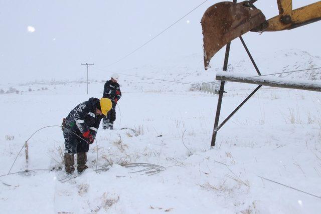 Kardan devrilen elektrik direklerini ’enerji timleri’ onarıyor