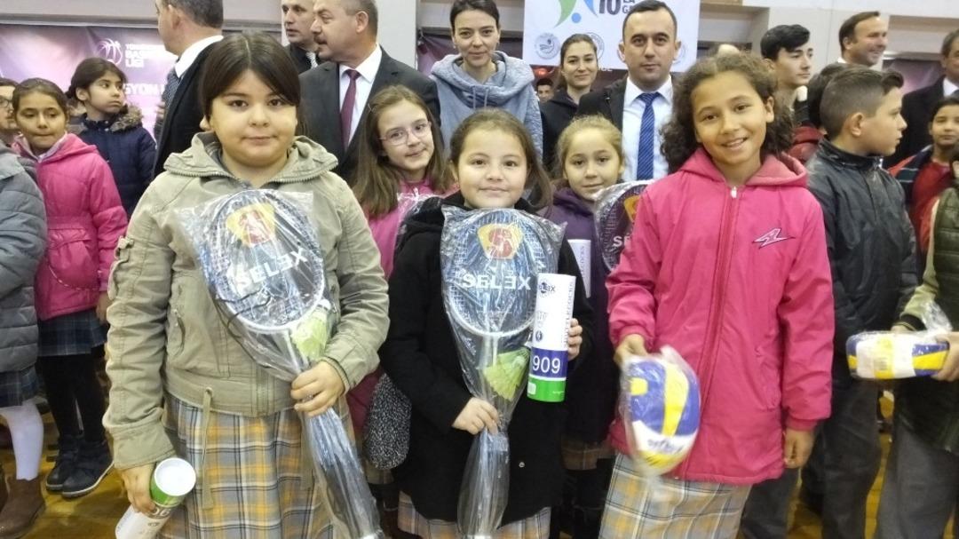 &Ouml;ğrencilerin spor malzemesi sevinci