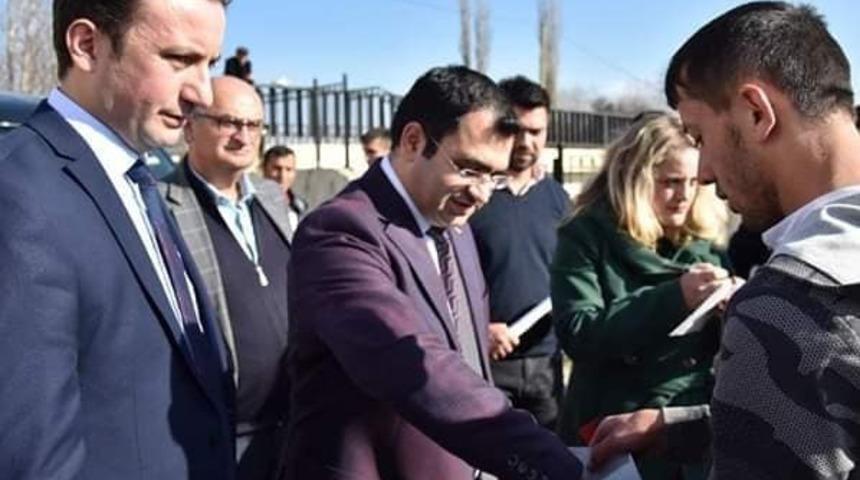 Gen&ccedil; &Ccedil;ift&ccedil;ilere manda dağıtıldı