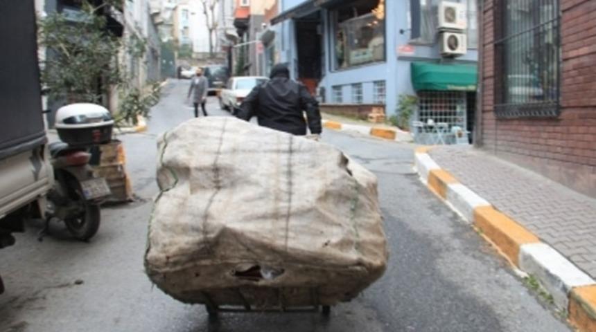 Atık kağıt toplayıcıları üniforma giyecek! Bakanlık harekete geçti