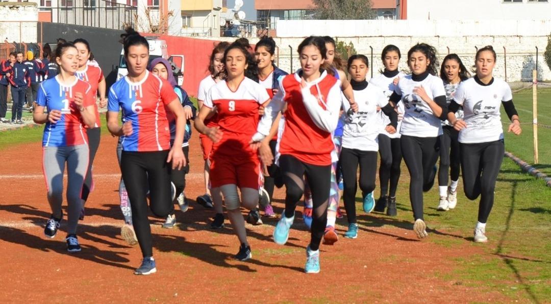 &Ouml;ğrenciler Atat&uuml;rk Koşusunda kıyasıya yarıştı