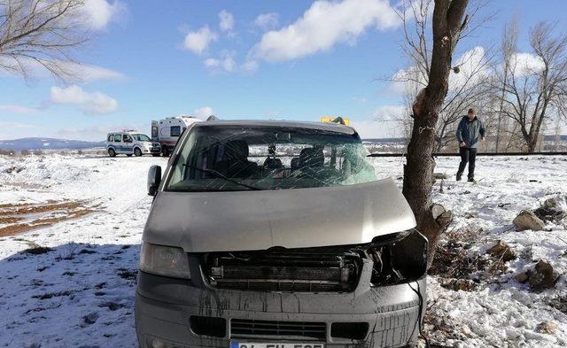 Uşak’ta tren minibüse çarptı: 1 yaralı