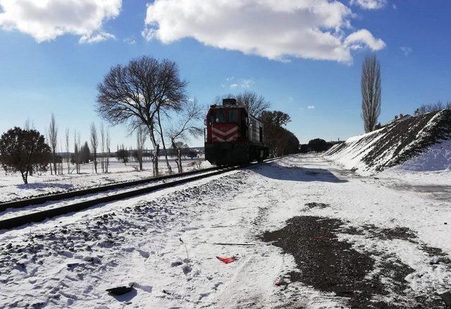 Uşak’ta tren minibüse çarptı: 1 yaralı