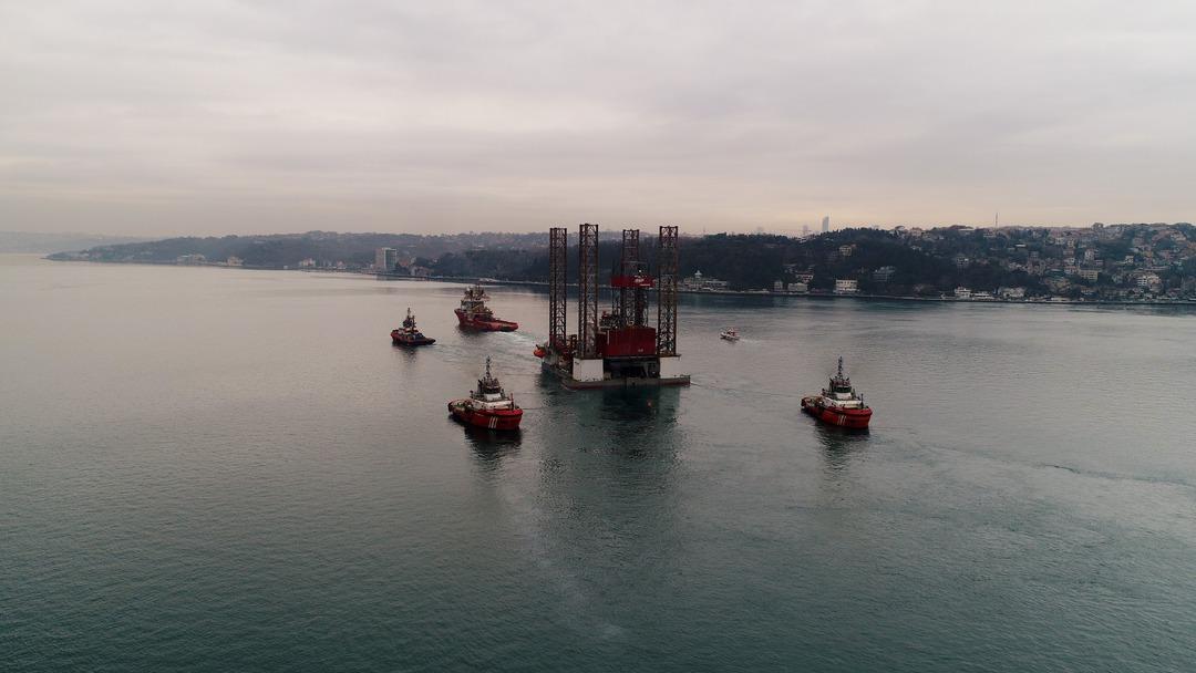 Dev platform İstanbul Boğazı'ndan ge&ccedil;ti