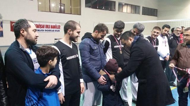 Kulu’da kaymakamlık voleybol turnuvası gelirleri Yemen’e gönderildi