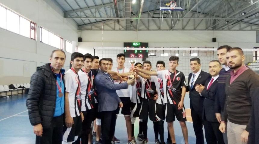 Besni fen lisesi voleybolda il &uuml;&ccedil;&uuml;nc&uuml;s&uuml; oldu