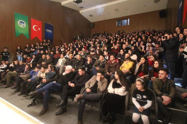 Akıl Hastanesi adlı oyun izleyiciden tam not aldı