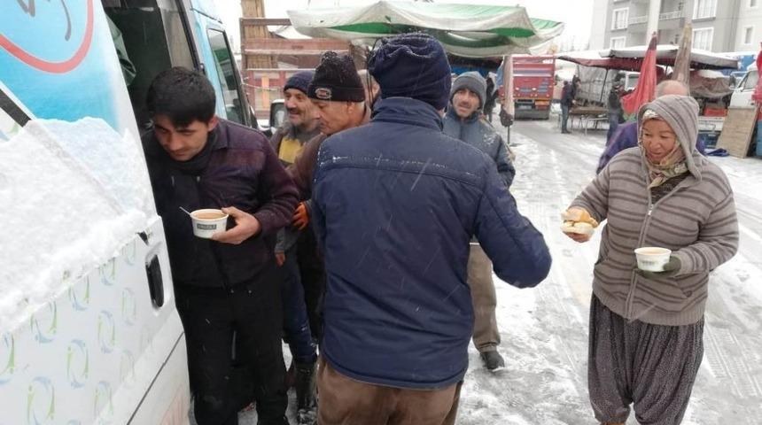 Ereğli Belediyesinden pazar esnafına sıcak &ccedil;orba ikramı