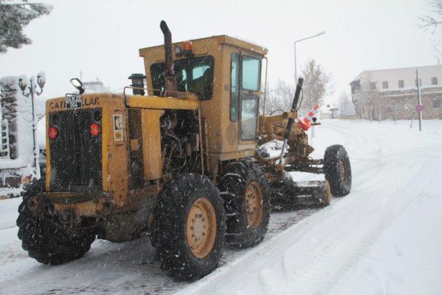 Elazığ’da kar temizleme çalışmaları başladı