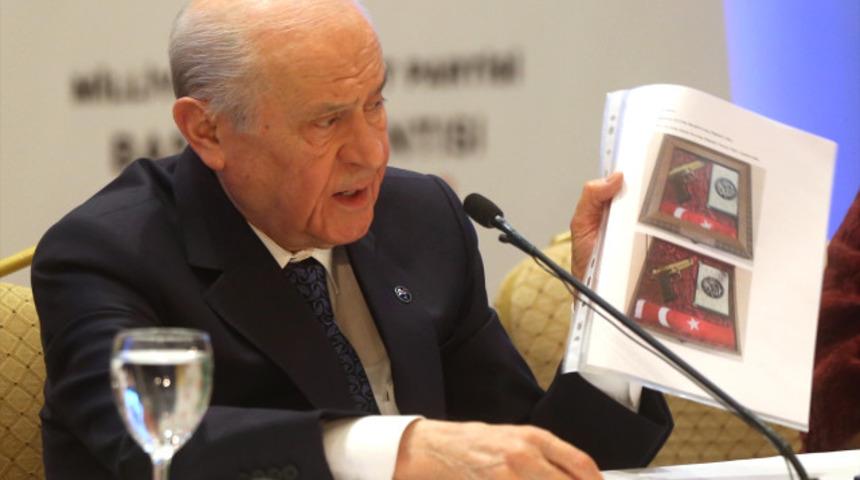 Devlet Bahçeli'nin Hulusi Akar'a hediye ettiği tabancanın fotoğrafı!