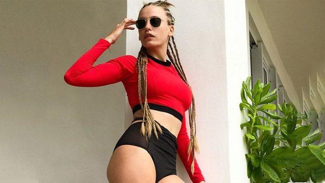 Serenay Sarıkaya oversize kombini ile dikkat çekti 