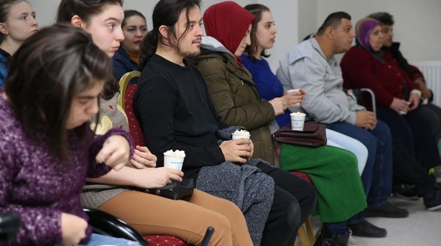 Engelsiz Yaşam Akademisi&rsquo;ndeki kursiyerler sinema keyfi yaşadı