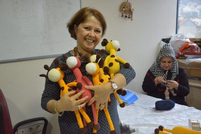 İzmit’te kadınlar çocukları ve torunları için örgü bebek yapıyor