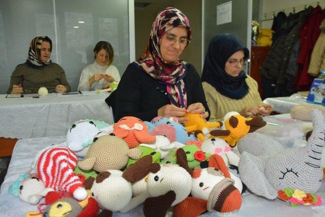 İzmit’te kadınlar çocukları ve torunları için örgü bebek yapıyor