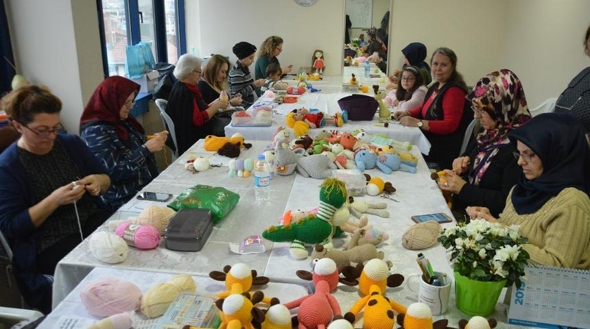 İzmit&rsquo;te kadınlar &ccedil;ocukları ve torunları i&ccedil;in &ouml;rg&uuml; bebek yapıyor