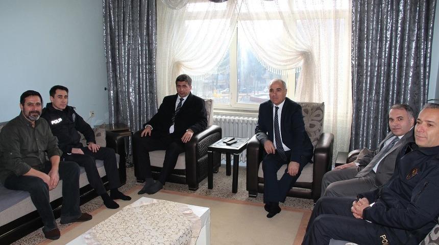 Operasyonda yaralanan polise evinde ziyaret