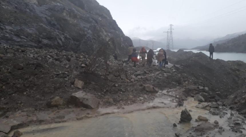 Sincik Yarpuzlu yolunda heyelan