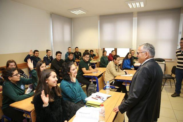 Başkan Büyükkılıç tarihi lisede tarihi bilgiler verdi