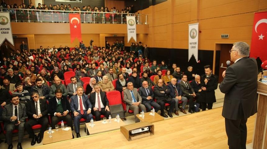 Başkan B&uuml;y&uuml;kkılı&ccedil; tarihi lisede tarihi bilgiler verdi