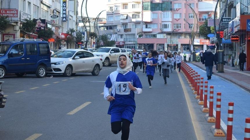 Aliağa&rsquo;da &ouml;ğrenciler &rsquo;Atat&uuml;rk&rsquo; i&ccedil;in koştu