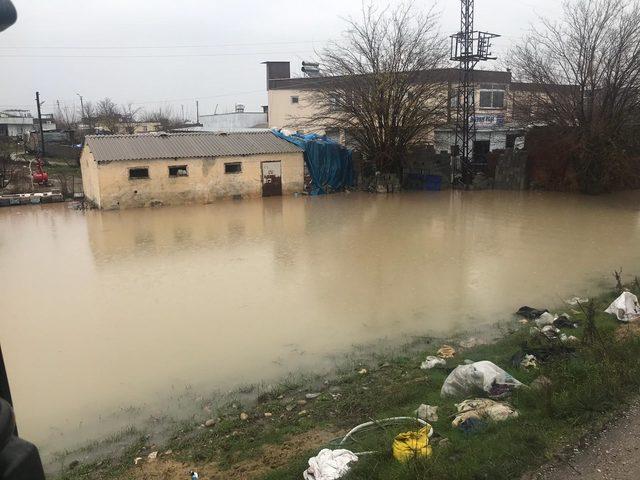 Elmalı köyünde yağmur hayatı felç etti 