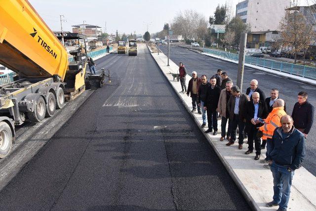 Salihli’de köprülü kavşağa asfalt atılıyor