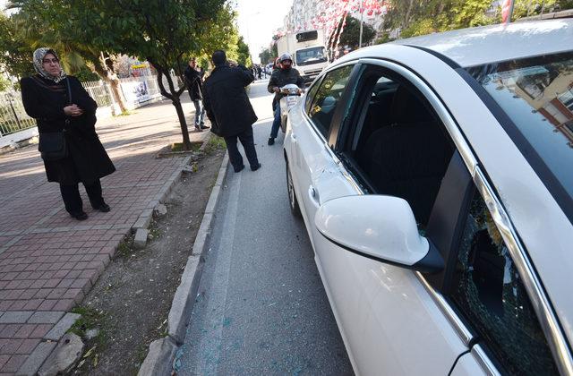 Elektrik direği otomobilin üzerine devrildi