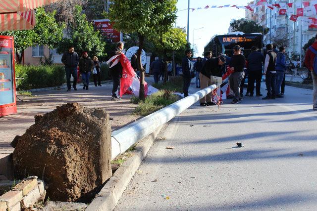 Elektrik direği otomobilin üzerine devrildi