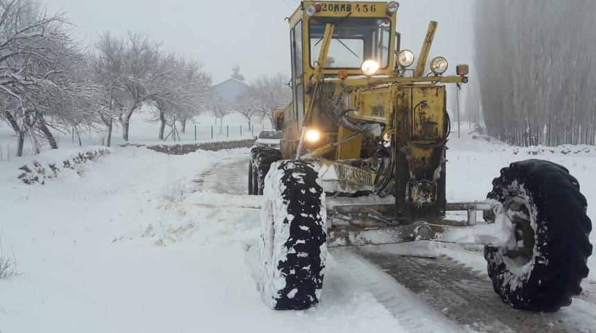 Malatya&rsquo;da b&uuml;y&uuml;kşehir belediyesi kar mesaisinde