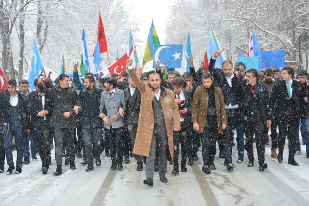 Doğu T&uuml;rkistan i&ccedil;in y&uuml;r&uuml;d&uuml;ler