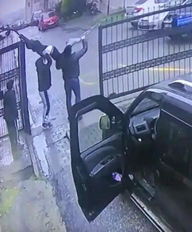 Otomatik kapı açılınca üzerinden geçen çocuk düşme tehlikesi geçirdi