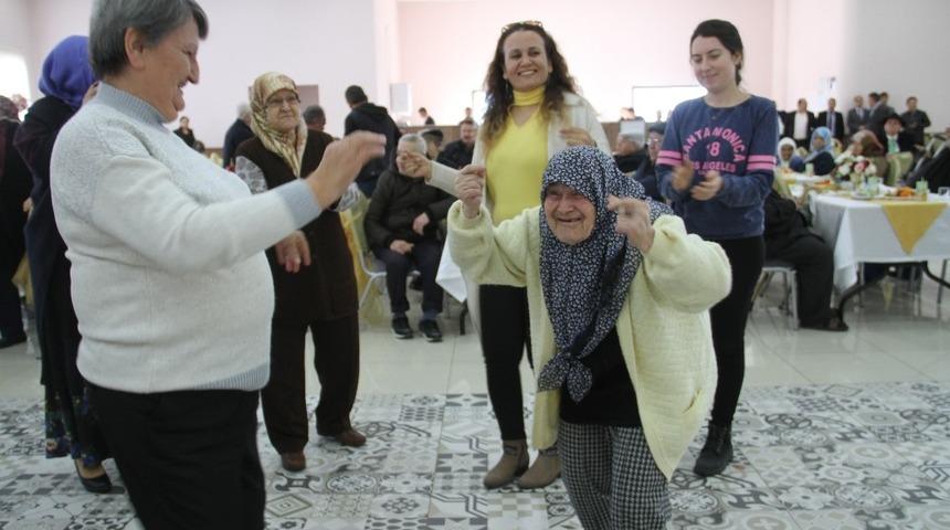 Huzurevi sakinleri i&ccedil;in yenil yıl dolayısıyla kutlama yapıldı