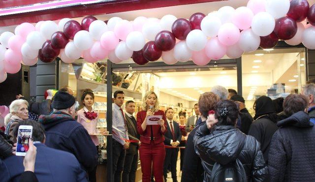 Tuğba Kuruyemiş, Narlıdere’de mağaza açtı