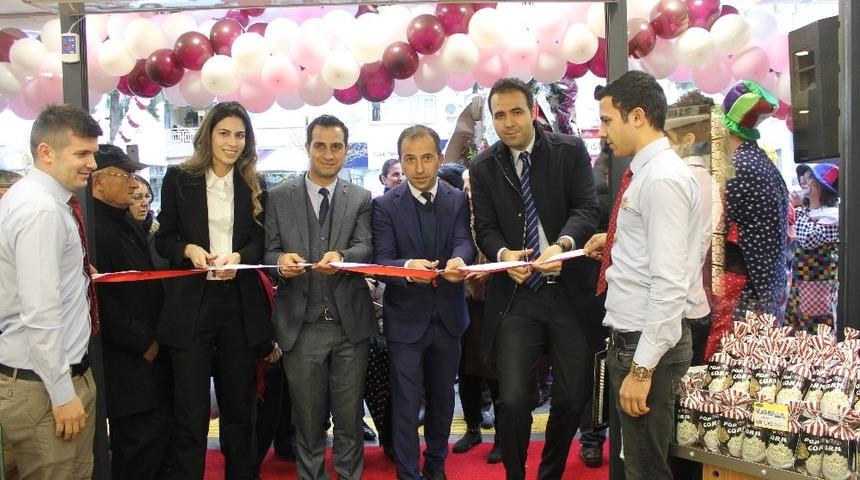 Tuğba Kuruyemiş, Narlıdere&rsquo;de mağaza a&ccedil;tı