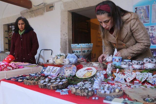 Kuşadası’nda el sanatları yeni yıl pazarı açıldı