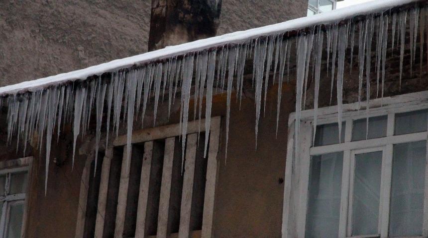 &Ccedil;atılarda yarım metreyi ge&ccedil;en sarkıtlar oluştu