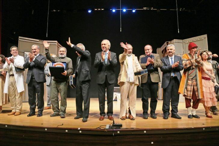 Kütahya’da Komik-İ Şehir Naşit Bey tiyatro gösterimi G1