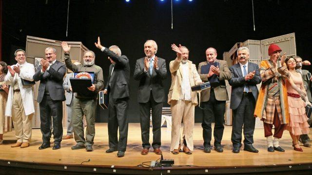 Kütahya’da Komik-İ Şehir Naşit Bey tiyatro gösterimi