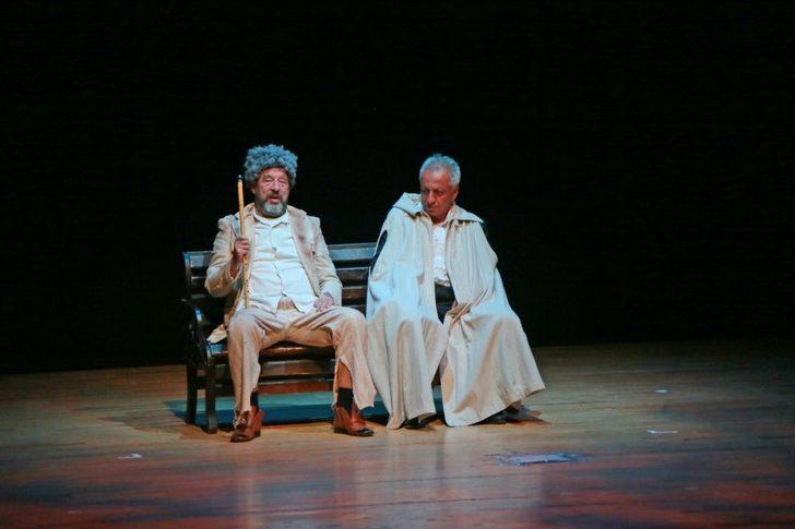 Kütahya’da Komik-İ Şehir Naşit Bey tiyatro gösterimi G4