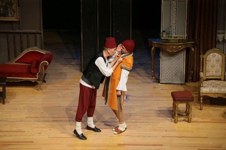 Kütahya’da Komik-İ Şehir Naşit Bey tiyatro gösterimi G5