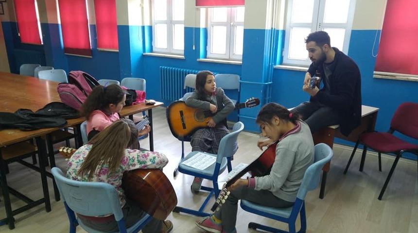 Gitar ve bağlama kursuna ilgi